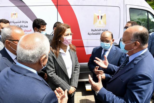 عددمن الوزراء خلال تفقد المشروع