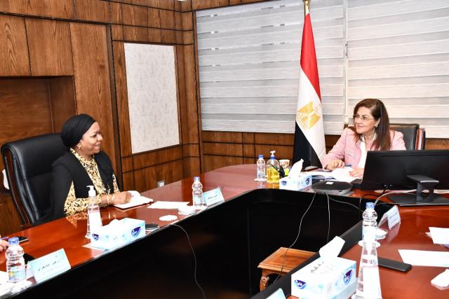 وزيرة التخطيط خلال اللقاء