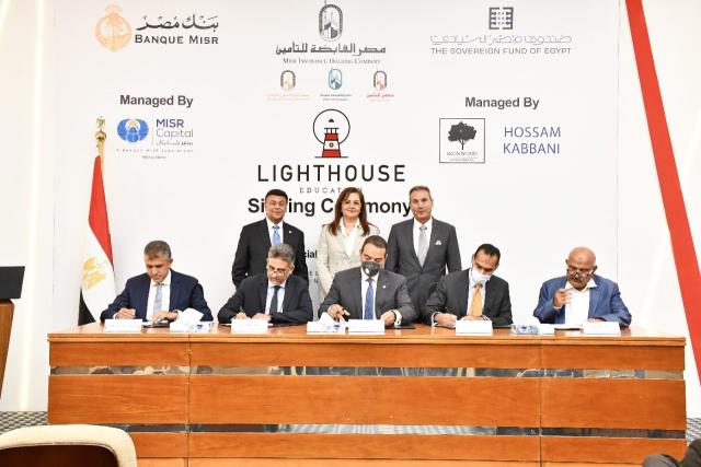 وزيرة التخطيط خلال التوقيع