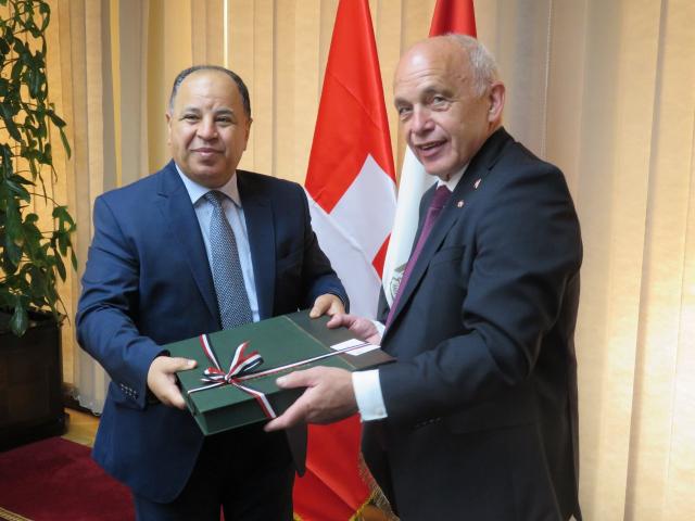 وزير المالية ونظيره السويسرى