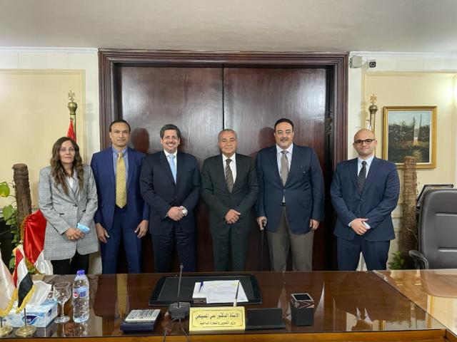 وزير التموين خلال الاجتماع