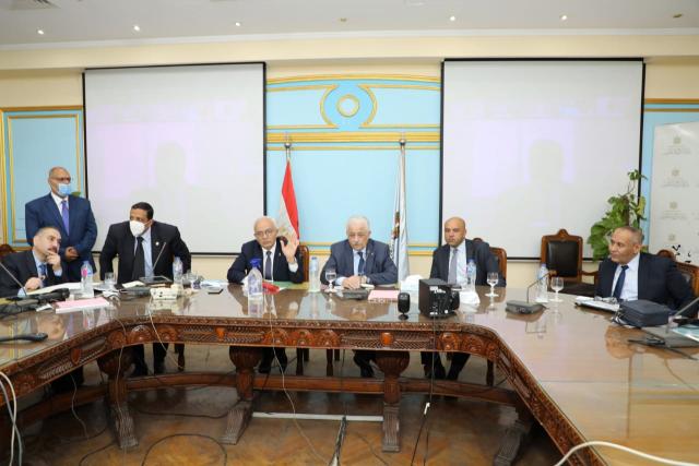 وزير التربية والتعليم خلال متابعة الامتحانات