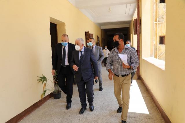 وزير التعليم يتفقد لجان الامتحانات