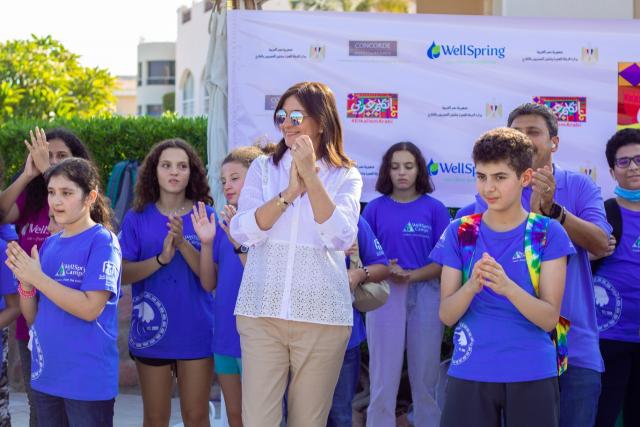 وزيرة الهجرة مع المشاركين