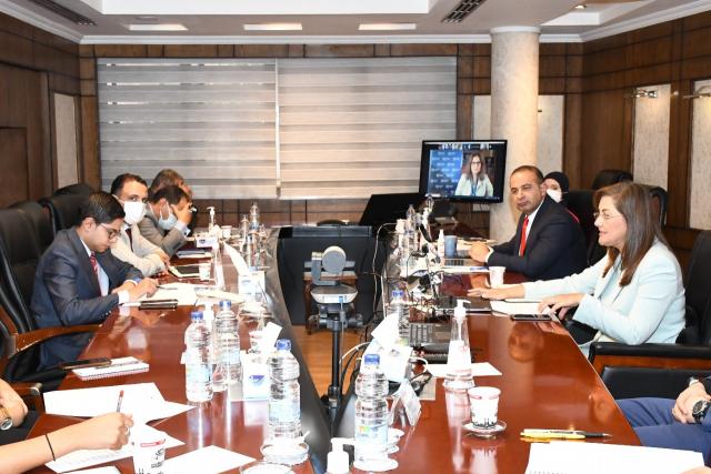 وزيرة المالية خلال الاجتماع