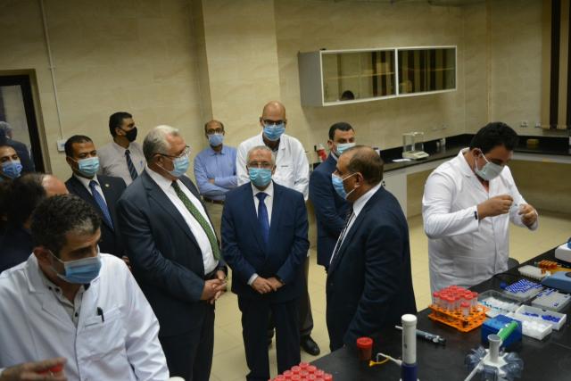 وزير الزراعة خلال الزيارة