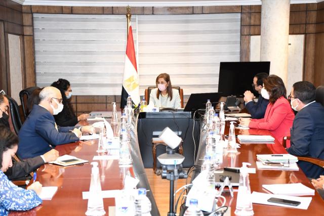 وزيرة التخطيط خلال الاجتماع