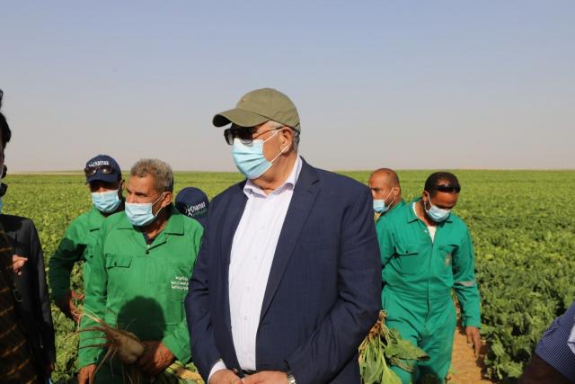 وزير الزراعة خلال تفقد المشروع