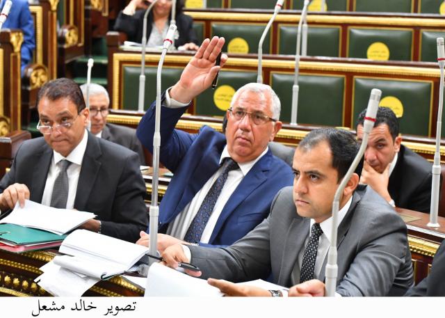 وزير الزراعة داخل البرلمان