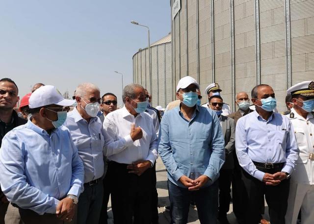 رئيس الوزراء خلال الجولة