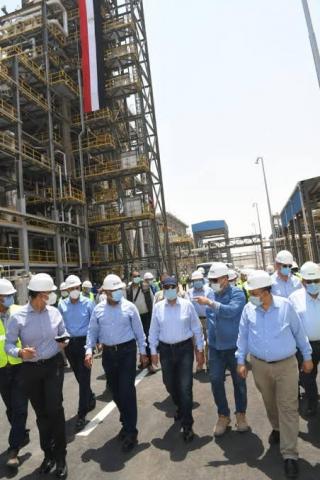 جولة وزير البترول فى مشروعات اسيوط