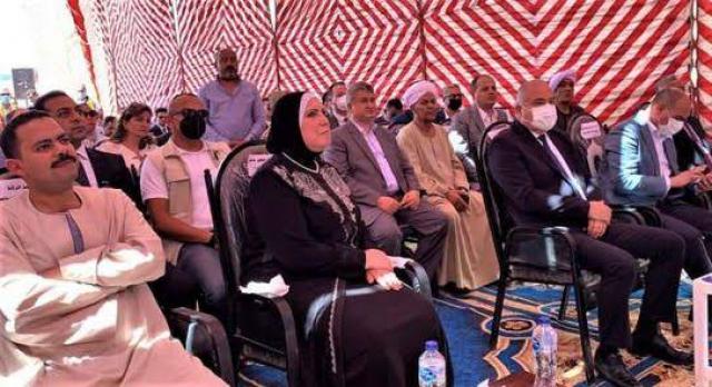 وزيرة الصناعة خلال زيارة محافظة قنا