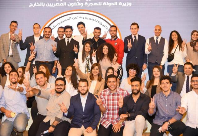 شباب الدارسين في الخارج