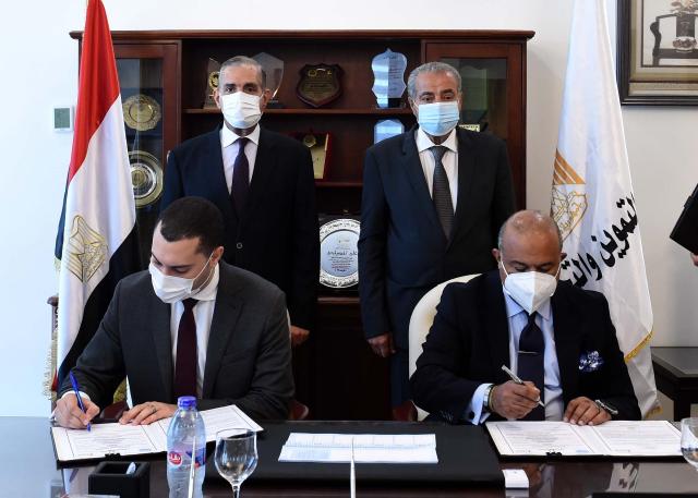 خلال التوقيع