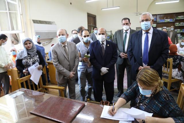 وزير الزراعة خلال تفقده مراكز التطعيم