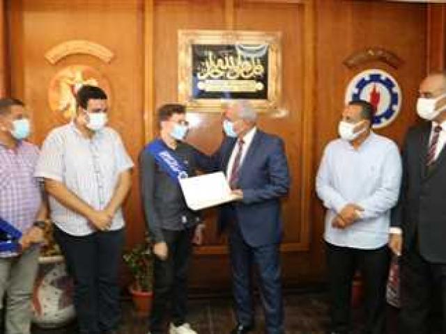 صقر والفول يكرمان المتفوقين