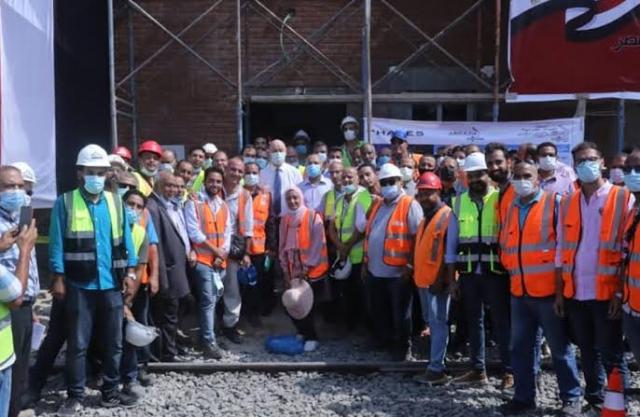 وزير النقل يلتقط صورة تذكارية