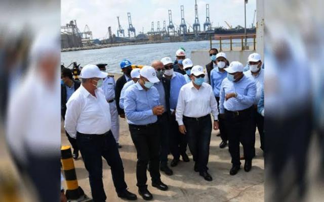 وزير البترول خلال تفقد المشروع