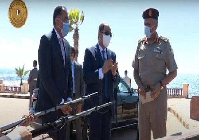 رئيس الوزراء خلال الجولة