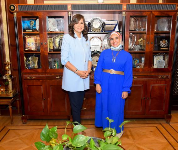 الوزيرة خلال تكريم الطالبة