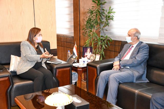 وزيرة التخطيط خلال الاجتماع