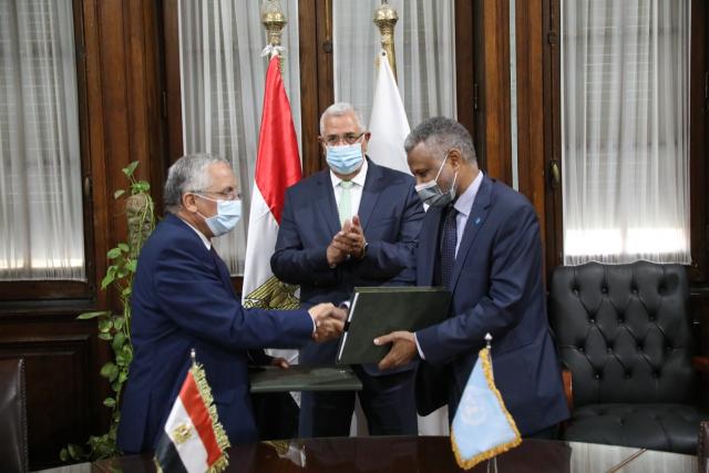 خلال التوقيع