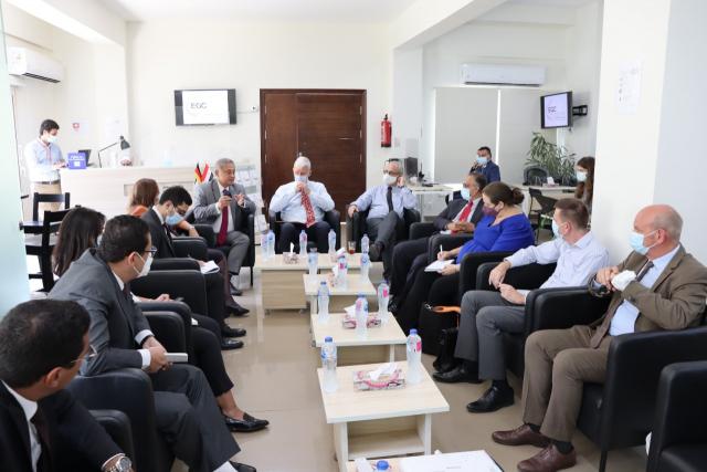 خلال الاجتماع