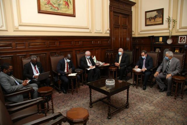 خلال الاجتماع