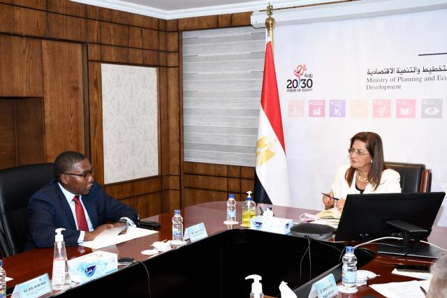 وزيرة التخطيط خلال الاجتماع