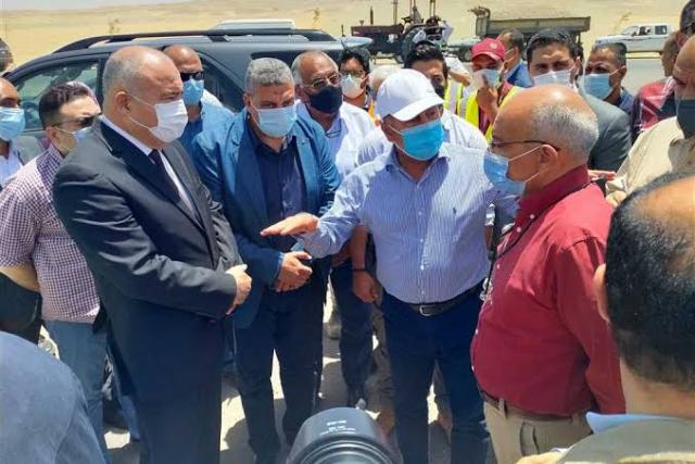 وزير النقل خلال الجولة