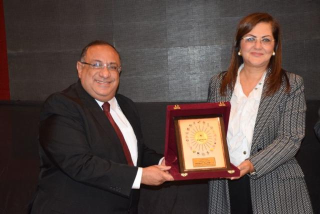 وزيرة التخطيط خلال التكريم