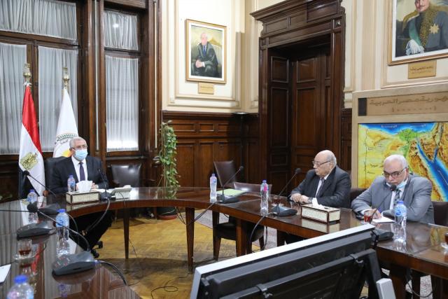 وزير الزراعة خلال الاجتماع