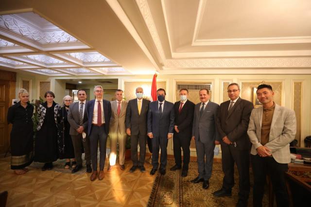 خلال الاجتماع