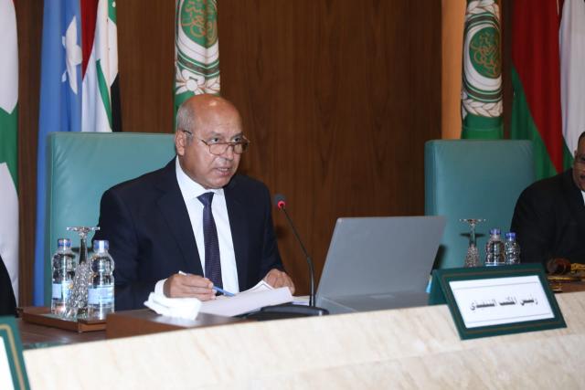 وزير النقل خلال الاجتماع