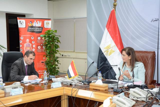 وزيرة التخطيط خلال الاجتماع