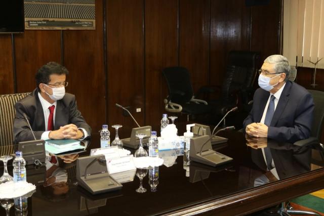 وزير الكهرباء خلال الاجتماع