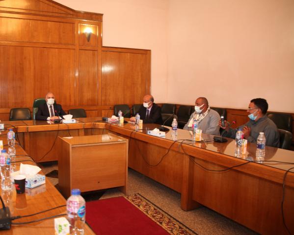 وزير الرى خلال اختيار الفائزين