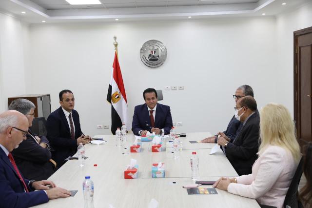 وزير التعليم العالي خلال الاجتماع