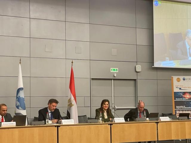 وزيرة التخطيط خلال التوقيع