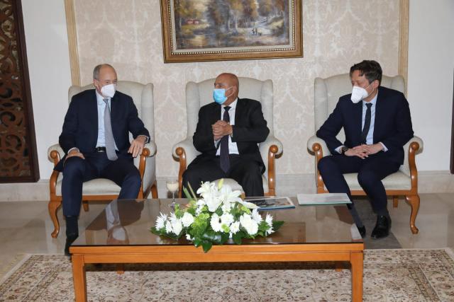 خلال الاجتماع