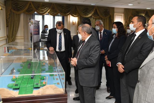 خلال تفقد المعروضات