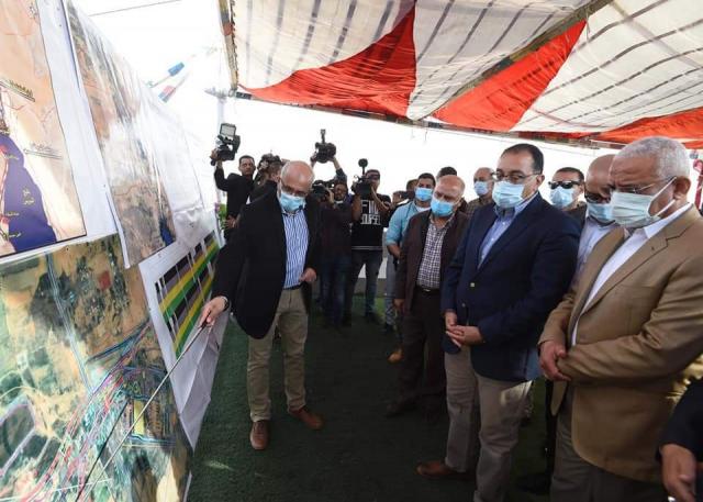 رئيس الوزراء خلال تفقده الطريق