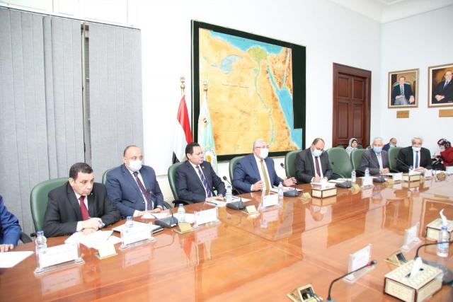 وزير الزراعة خلال الاجتماع