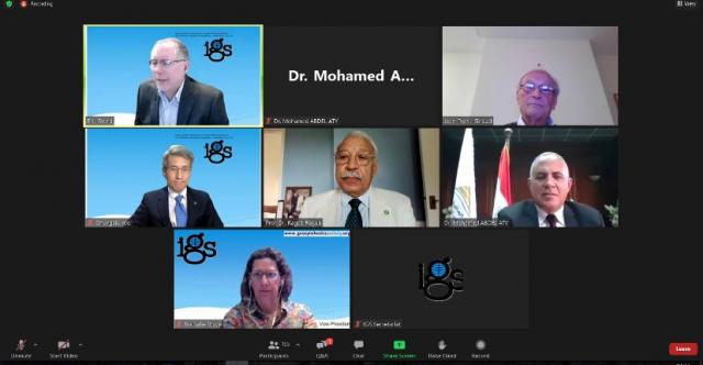 وزير الرى يشارك فى جلسة ”تحسين كفاءة ورفع أداء القنوات المائية”