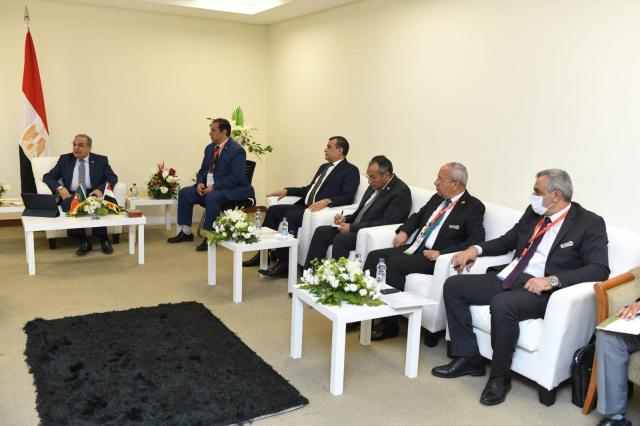 خلال الاجتماع