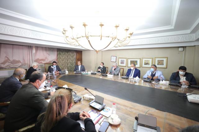 خلال الاجتماع