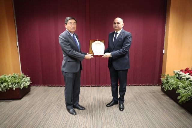 خلال استقبال سفير سنغافورة