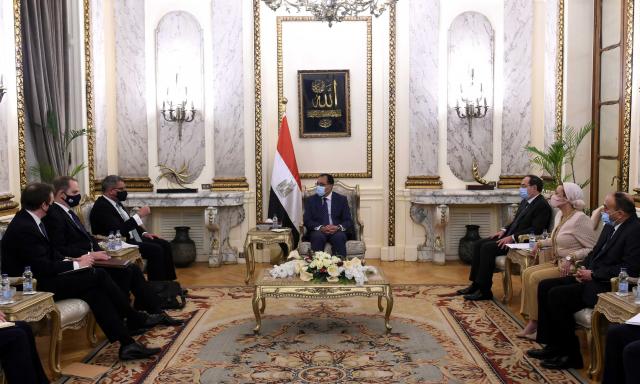 رئيس الوزراء خلال الاجتماع