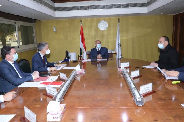 خلال الاجتماع