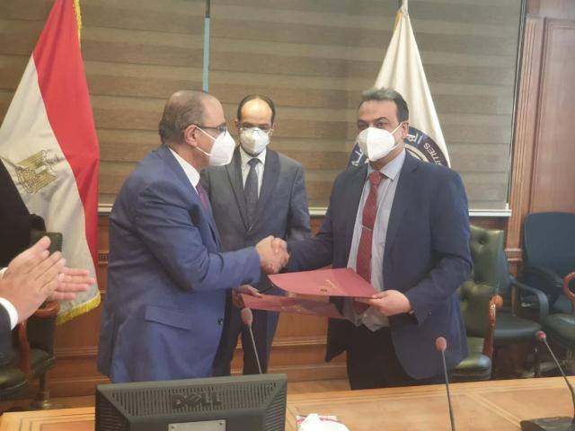 خلال التوقيع